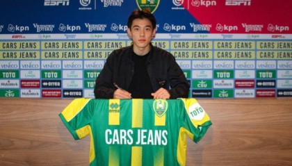 李嗣镕签海牙破圈登热搜 网友：帅到可以原谅国足